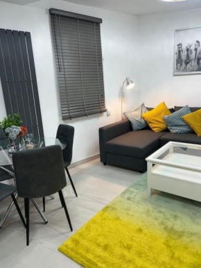 Stunning 2 bed apartment located on high street, 5 minutes from New Cross station, free parking, 1 minute from famous 5 star Lit shisha bar and restaurant
